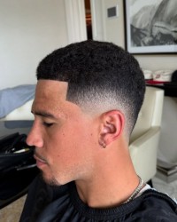 开云下载-德文-布克焕新发型，理发师社交媒体展示精剪技艺