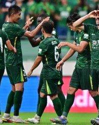 开云体育APP-95后东北女孩国安主场霸气求婚：北京爷们，我们结婚吧！点头啊